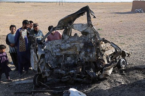 Warga melihat reruntuhan kendaraan di lokasi kecelakaan di distrik Guzara, provinsi Herat, Afganistan, Rabu (20/08/2025).
