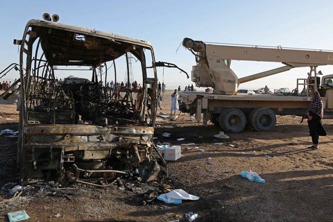 Sebuah derek bersiap untuk menarik puing-puing bus di lokasi kecelakaan di distrik Guzara, provinsi Herat, Afganistan, Rabu (20/08/2025).