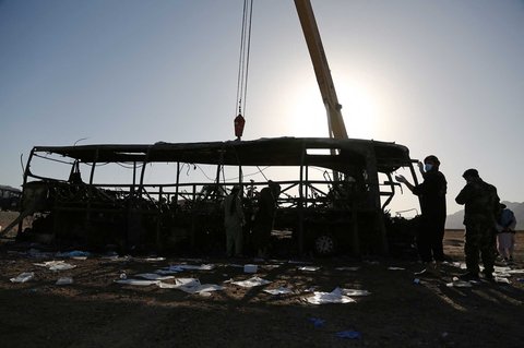 Sebuah derek bersiap untuk menarik puing-puing bus di lokasi kecelakaan di distrik Guzara, provinsi Herat, Afganistan, Rabu (20/08/2025).