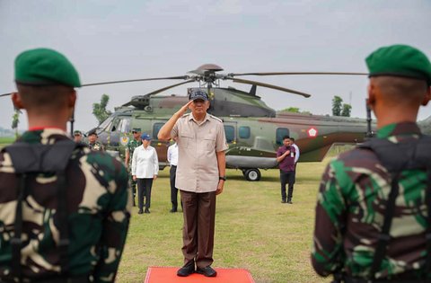 Menteri Pertahanan RI Sjafrie Sjamsoeddin  saat meninjau Batalyon Teritorial Pembangunan (Yonif TP) di Wanajaya, Bekasi, Rabu (20/8/2025).