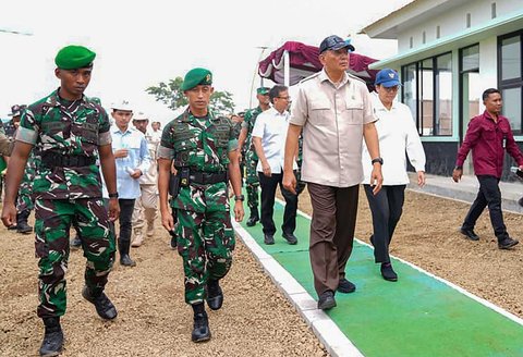 Menteri Pertahanan RI Sjafrie Sjamsoeddin bersama Menteri Kesehatan Budi Gunadi Sadikin dan Menteri Keuangan Sri Mulyani saat meninjau Batalyon Teritorial Pembangunan (Yonif TP) di Wanajaya, Bekasi, Rabu (20/8/2025).
