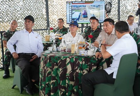 Menteri Pertahanan RI Sjafrie Sjamsoeddin bersama Menteri Keuangan Sri Mulyani dan Menteri Pertanian Andi Amran Sulaiman saat meninjau Batalyon Teritorial Pembangunan (Yonif TP) di Wanajaya, Bekasi, Rabu (20/8/2025).
