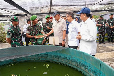 Menteri Pertahanan RI Sjafrie Sjamsoeddin bersama Menteri Kesehatan Budi Gunadi Sadikin dsn Menteri Keuangan Sri Mulyani saat meninjau Batalyon Teritorial Pembangunan (Yonif TP) di Wanajaya, Bekasi, Rabu (20/8/2025).