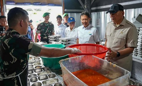 Menteri Pertahanan RI Sjafrie Sjamsoeddin bersama Menteri Kesehatan Budi Gunadi Sadikin, Menteri Keuangan Sri Mulyani dan Menteri Pertanian Andi Amran Sulaiman saat meninjau Batalyon Teritorial Pembangunan (Yonif TP) di Wanajaya, Bekasi, Rabu (20/8/2025).