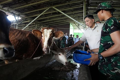 Menteri Pertahanan RI Sjafrie Sjamsoeddin  saat meninjau Batalyon Teritorial Pembangunan (Yonif TP) di Wanajaya, Bekasi, Rabu (20/8/2025).