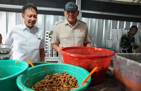 Menteri Pertahanan RI Sjafrie Sjamsoeddin bersama Menteri Kesehatan Budi Gunadi Sadikin saat meninjau Batalyon Teritorial Pembangunan (Yonif TP) di Wanajaya, Bekasi, Rabu (20/8/2025).