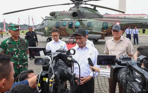 Menteri Pertanian Andi Amran Sulaiman didampingi Menteri Pertahanan RI Sjafrie Sjamsoeddin,  Menteri Kesehatan Budi Gunadi Sadikin, dan Wakil Panglima TNI Jenderal TNI Tandyo Budi Revita usai menunjau Batalyon Teritorial Pembangunan (Yonif TP) di Wanajaya, Bekasi, Rabu (20/8/2025).