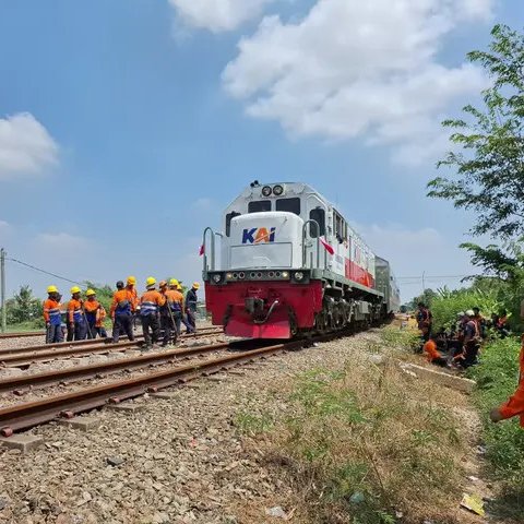 KA Argo Lawu melintasi jalur kereta Stasiun Pegadenbaru Subang setelah diperbaiki usai anjloknya KA Argo Bromo Anggrek pada Jumat, 1 Agustus 2025. (dok. Humas PT KAI)