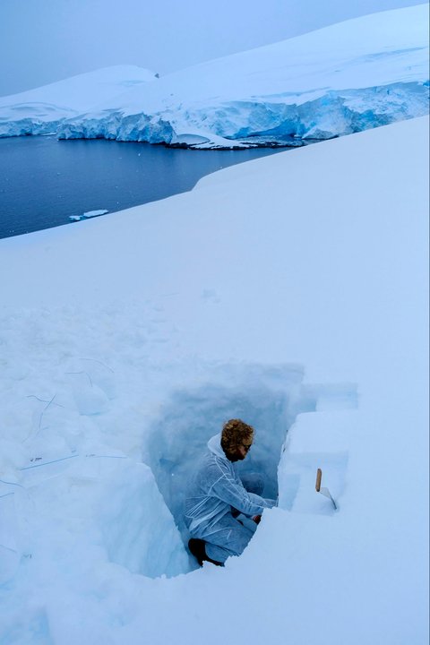 Ilmuwan sedang bekerja dalam penelitian yang dipimpin oleh tim ilmuwan Universitas Santiago Chili bersama para peneliti dari Belanda dan Jerman untuk menentukan keberadaan logam berat akibat peningkatan pariwisata di wilayah di Antartika, Rabu (20/08/2025).