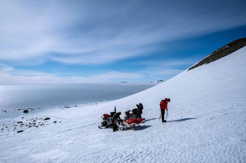 Ilmuwan sedang bekerja dalam penelitian yang dipimpin oleh tim ilmuwan Universitas Santiago Chili bersama para peneliti dari Belanda dan Jerman untuk menentukan keberadaan logam berat akibat peningkatan pariwisata di wilayah di Antartika, Rabu (20/08/2025).