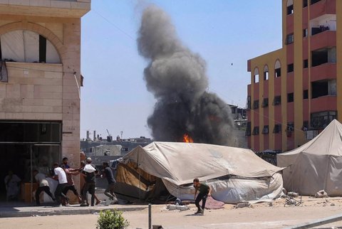 Warga Palestina  terkejut setelah  menyaksikan roket yang ditembakkan pesawat tempur Israel menyasar sebuah gedung di Jabalia, Jalur Gaza utara, Rabu (20/08/2025). <br />AFP/ Bashar Taleb