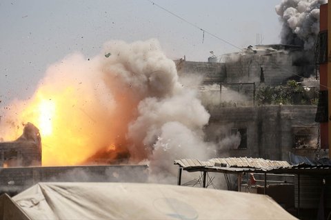 Roket yang ditembakkan pesawat tempur Israel menyasar sebuah gedung di Jabalia, Jalur Gaza utara, Rabu (20/08/2025). <br />AFP/ Bashar Taleb