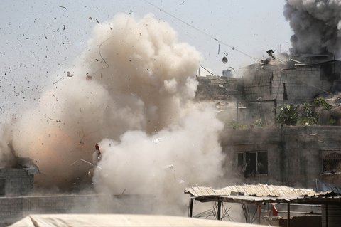Roket yang ditembakkan pesawat tempur Israel menyasar sebuah gedung di Jabalia, Jalur Gaza utara, Rabu (20/08/2025). <br />AFP/ Bashar Taleb
