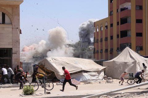 Warga Palestina  berlarian  saat roket yang ditembakkan pesawat tempur Israel menyasar sebuah gedung di Jabalia, Jalur Gaza utara, Rabu (20/08/2025). <br />AFP/ Bashar Taleb