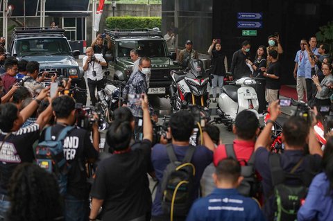 Pewarta mengabadikan beberapa motor dan mobil mewah yang disita dari hasil Operasi Tangkap Tangan (OTT) terhadap Wakil Menteri Ketenagakerjaan (Wamenaker) Immanuel Ebenezer alias Noel di gedung Merah Putih Komisi Pemberantasan Korupsi (KPK), Jakarta, Kamis (21/8/2025).