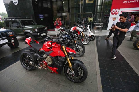 Pewarta mengabadikan beberapa motor dan mobil mewah yang disita dari hasil Operasi Tangkap Tangan (OTT) terhadap Wakil Menteri Ketenagakerjaan (Wamenaker) Immanuel Ebenezer alias Noel di gedung Merah Putih Komisi Pemberantasan Korupsi (KPK), Jakarta, Kamis (21/8/2025).