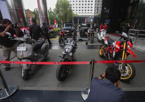 Pewarta mengabadikan beberapa motor dan mobil mewah yang disita dari hasil Operasi Tangkap Tangan (OTT) terhadap Wakil Menteri Ketenagakerjaan (Wamenaker) Immanuel Ebenezer alias Noel di gedung Merah Putih Komisi Pemberantasan Korupsi (KPK), Jakarta, Kamis (21/8/2025).