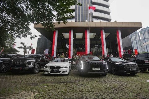 Mobil mewah yang disita dari hasil Operasi Tangkap Tangan (OTT) terhadap Wakil Menteri Ketenagakerjaan (Wamenaker) Immanuel Ebenezer alias Noel di gedung Merah Putih Komisi Pemberantasan Korupsi (KPK), Jakarta, Kamis (21/8/2025).