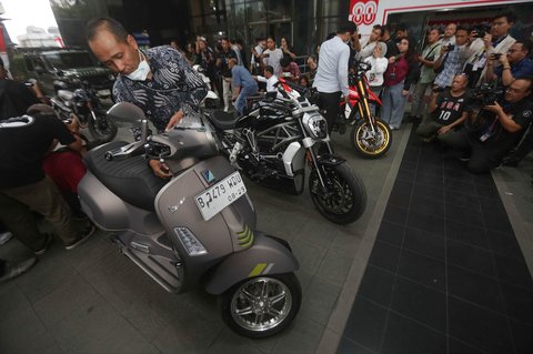 Pewarta mengabadikan beberapa motor dan mobil mewah yang disita dari hasil Operasi Tangkap Tangan (OTT) terhadap Wakil Menteri Ketenagakerjaan (Wamenaker) Immanuel Ebenezer alias Noel di gedung Merah Putih Komisi Pemberantasan Korupsi (KPK), Jakarta, Kamis (21/8/2025).