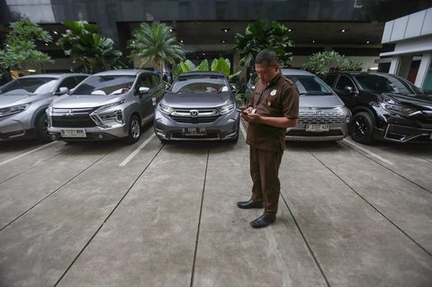 Mobil yang disita dari hasil Operasi Tangkap Tangan (OTT) terhadap Wakil Menteri Ketenagakerjaan (Wamenaker) Immanuel Ebenezer alias Noel di gedung Merah Putih Komisi Pemberantasan Korupsi (KPK), Jakarta, Kamis (21/8/2025).