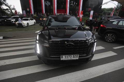 Mobil mewah yang disita dari hasil Operasi Tangkap Tangan (OTT) terhadap Wakil Menteri Ketenagakerjaan (Wamenaker) Immanuel Ebenezer alias Noel di gedung Merah Putih Komisi Pemberantasan Korupsi (KPK), Jakarta, Kamis (21/8/2025).