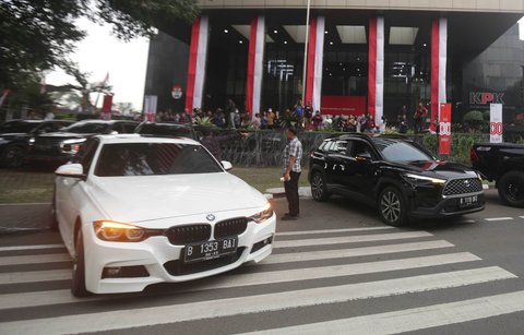 Mobil mewah yang disita dari hasil Operasi Tangkap Tangan (OTT) terhadap Wakil Menteri Ketenagakerjaan (Wamenaker) Immanuel Ebenezer alias Noel di gedung Merah Putih Komisi Pemberantasan Korupsi (KPK), Jakarta, Kamis (21/8/2025).