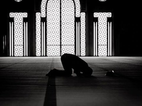 Panduan bacaan niat sholat Jumat beserta tata caranya yang tepat, berlaku untuk imam dan makmum.