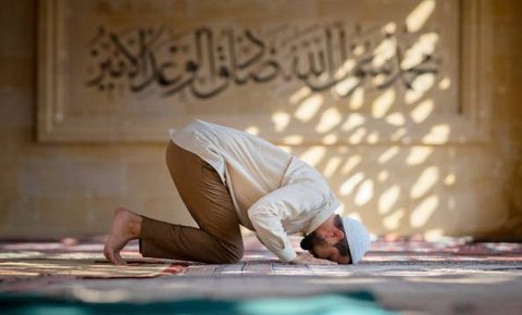 Panduan bacaan niat sholat Jumat beserta tata caranya yang tepat, berlaku untuk imam dan makmum.