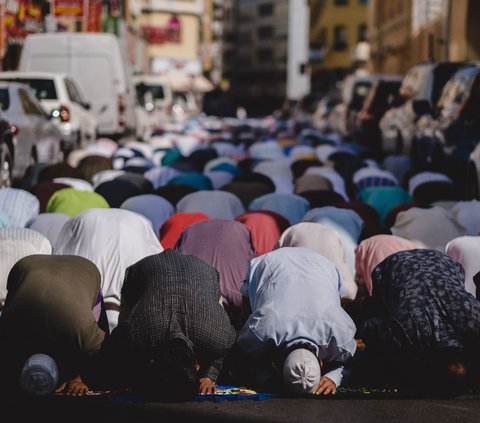 Panduan bacaan niat sholat Jumat beserta tata caranya yang tepat, berlaku untuk imam dan makmum.