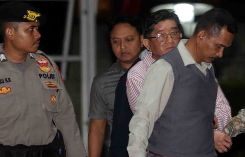 Tersangka kasus dugaan suap pemberian Izin Usaha Pertambangan (IUP) Rudy Ong Chandra (berkacamata) tiba untuk menjalani pemeriksaan di Gedung Merah Putih KPK, Jakarta, Kamis (21/8/2025)  malam.
