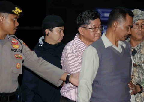 Tersangka kasus dugaan suap pemberian Izin Usaha Pertambangan (IUP) Rudy Ong Chandra (berkacamata) tiba untuk menjalani pemeriksaan di Gedung Merah Putih KPK, Jakarta, Kamis (21/8/2025)  malam.