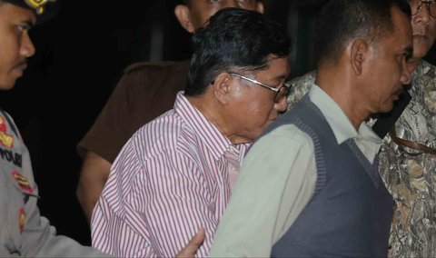 Tersangka kasus dugaan suap pemberian Izin Usaha Pertambangan (IUP) Rudy Ong Chandra (berkacamata) tiba untuk menjalani pemeriksaan di Gedung Merah Putih KPK, Jakarta, Kamis (21/8/2025)  malam.