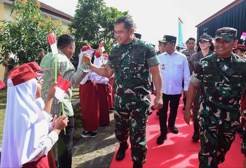 Kasad Jenderal TNI Maruli Simanjuntak saat penutupan TMMD ke-125 di Lapangan Dinas Sosial Kota Cilegon, Kamis (21/8/2025