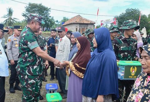 Kasad Jenderal TNI Maruli Simanjuntak saat penutupan TMMD ke-125 di Lapangan Dinas Sosial Kota Cilegon, Kamis (21/8/2025