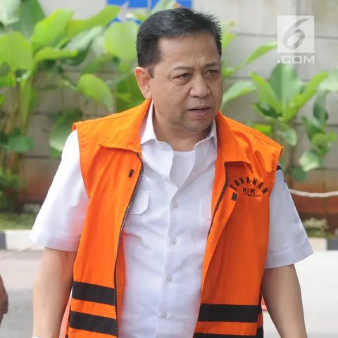 Terpidana korupsi E-KTP, Setya Novanto (kiri) usai menjalani pemeriksaan di Gedung KPK, Jakarta, Kamis (12/9/19). SN diperiksa sebagai saksi kasus tindak pidana korupsi Pengadaan Paket Penera