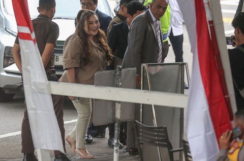 Selebgram Lisa Mariana Presley Zulkandar didampingi kuasa hukum tiba untuk menjalani pemeriksaan sebagai saksi di Gedung Merah Putih KPK, Jakarta, Jumat (22/8/2025).