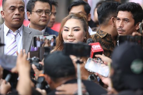 Selebgram Lisa Mariana Presley Zulkandar didampingi kuasa hukum tiba untuk menjalani pemeriksaan sebagai saksi di Gedung Merah Putih KPK, Jakarta, Jumat (22/8/2025).