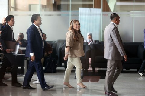 Selebgram Lisa Mariana Presley Zulkandar didampingi kuasa hukum tiba untuk menjalani pemeriksaan sebagai saksi di Gedung Merah Putih KPK, Jakarta, Jumat (22/8/2025).