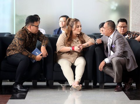 Selebgram Lisa Mariana Presley Zulkandar didampingi kuasa hukum tiba untuk menjalani pemeriksaan sebagai saksi di Gedung Merah Putih KPK, Jakarta, Jumat (22/8/2025).