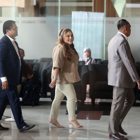Selebgram Lisa Mariana Presley Zulkandar didampingi kuasa hukum tiba untuk menjalani pemeriksaan sebagai saksi di Gedung Merah Putih KPK, Jakarta, Jumat (22/8/2025).