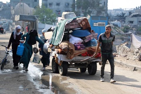 Warga Palestina mengangkut barang-barang mereka saat mengungsi dari permukiman Abu Iskandar di utara Kota Gaza, Palestina, Jumat (22/08/2025).