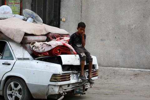 Seorang anak mengungsi  dari permukiman Abu Iskandar di utara Kota Gaza, Palestina, Jumat (22/08/2025).