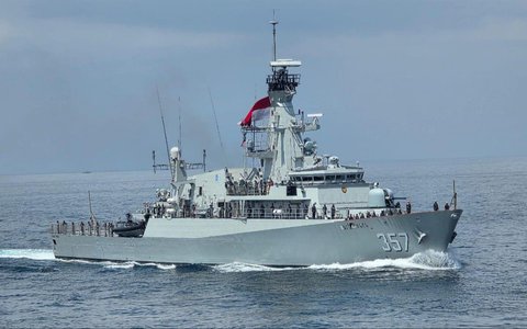 KRI Bung Tomo-357 saat mengikuti latihan laut bersama kapal perang negara ASEAN yang diselenggarakan Angkatan Laut Kerajaan Malaysia di Selat Malaka, Malaysia (22/08/2025).