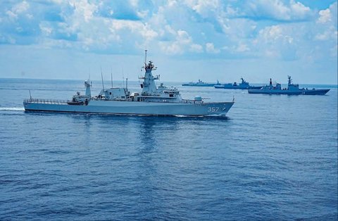 KRI Bung Tomo-357 saat mengikuti latihan laut bersama kapal perang negara ASEAN yang diselenggarakan Angkatan Laut Kerajaan Malaysia di Selat Malaka, Malaysia (22/08/2025).