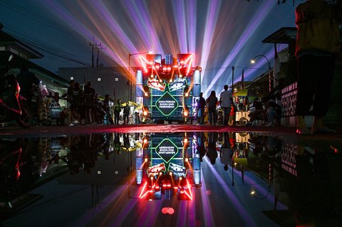 Warga menonton truk yang dipasangi menara subwoofer dan lampu sorot saat kegiatan sound horeg menyambut perayaan Hari Kemerdekaan Indonesia ke-80 di Malang, Jawa Timur (09/08/2025).