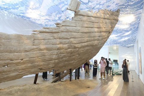 Anggota komunitas KapalagiClub menyaksikan materi pameran seni  di Musium Macan, Jakarta, Sabtu (23/08/2025).