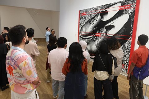 Anggota komunitas KapalagiClub menyaksikan materi pameran seni  di Musium Macan, Jakarta, Sabtu (23/08/2025).