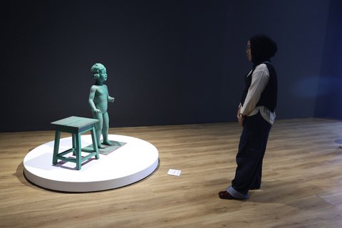Anggota komunitas KapalagiClub menyaksikan materi pameran seni  di Musium Macan, Jakarta, Sabtu (23/08/2025).
