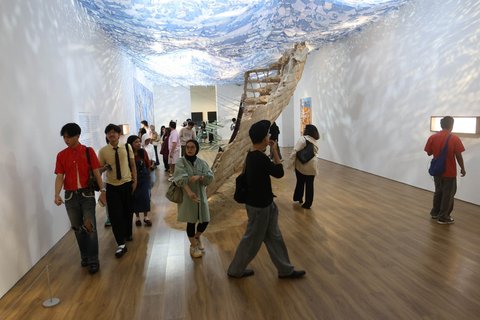 Anggota komunitas KapalagiClub menyaksikan materi pameran seni  di Musium Macan, Jakarta, Sabtu (23/08/2025).