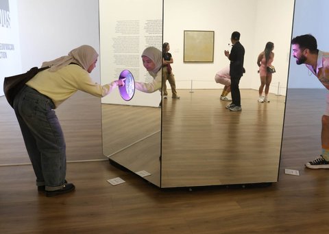 Anggota komunitas KapalagiClub menyaksikan materi pameran seni  di Musium Macan, Jakarta, Sabtu (23/08/2025).